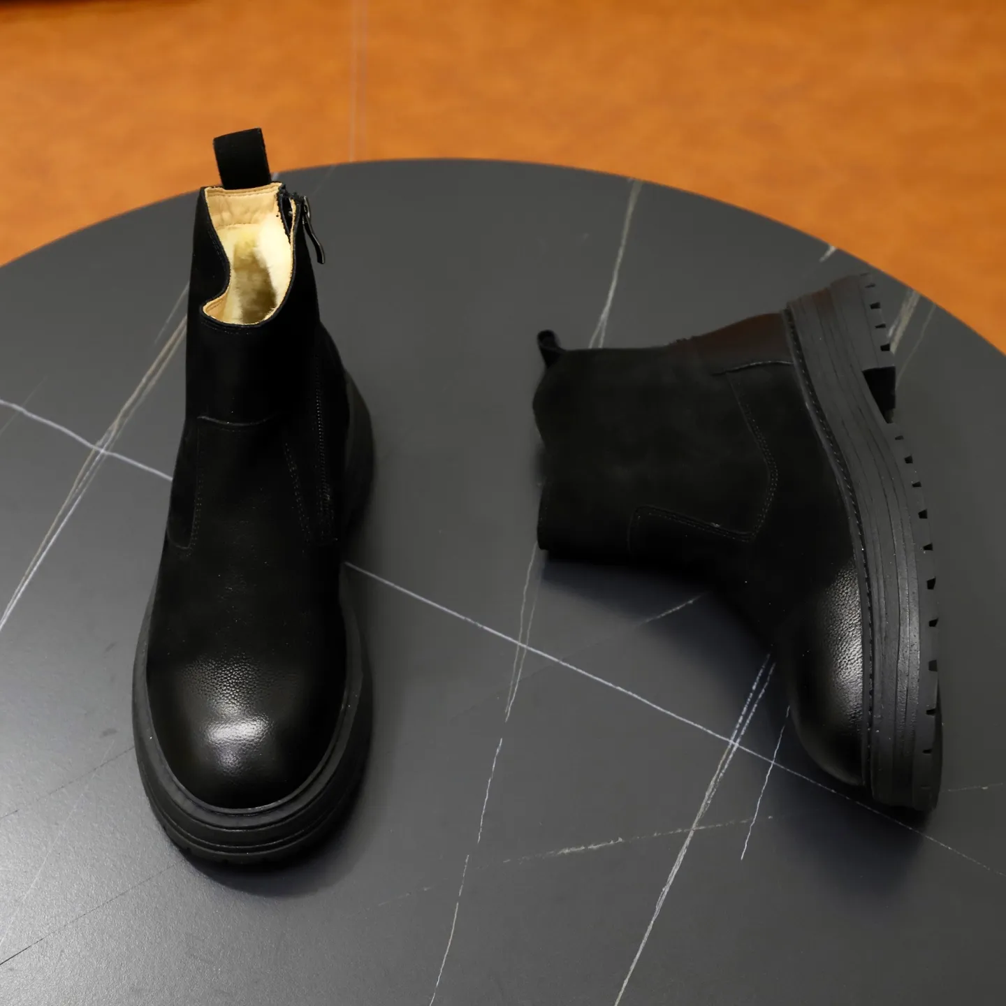 Ex-factory price: 680💰Thick wool imported from Australia Brand: UGG genuine purchasing agent Size: 38-44 (customized in 45) Grade: Official website 1:1 Material: First-layer genuine leather waterproof and antifreeze upper Real wool lining Original non-slip Soft wear-resistant outsole Style category: Men's casual shoes Trendy style Comfortable on the feet Color: Official website color synchronization